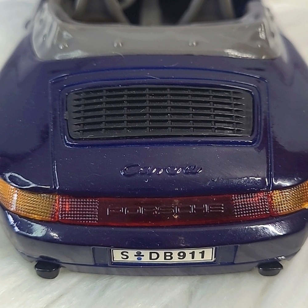 Welly Porsche 911 Carrera Cabriolet Deep Purple Die Cast Metal Car Scale 1/24 - Picture 9 of 17